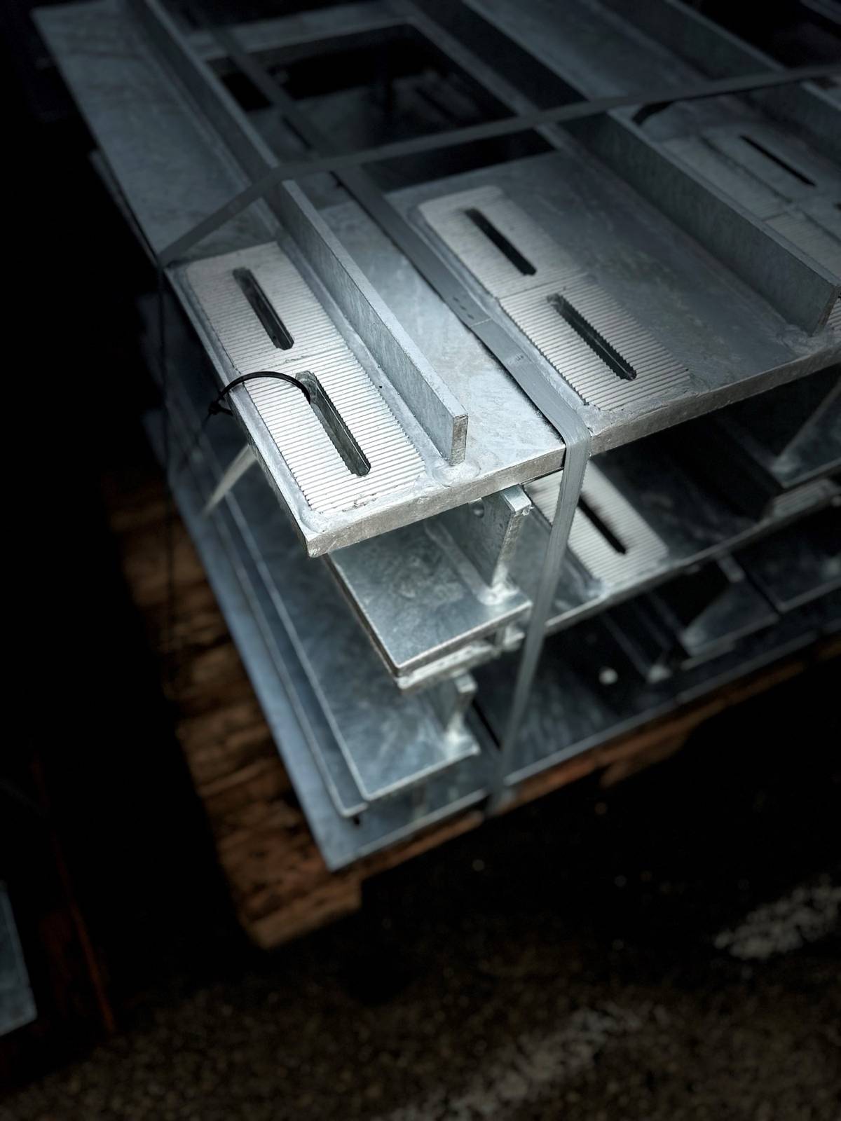 Galvanised bracket with welded serrated pads